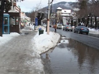 apa-pe-strazi-sinaia